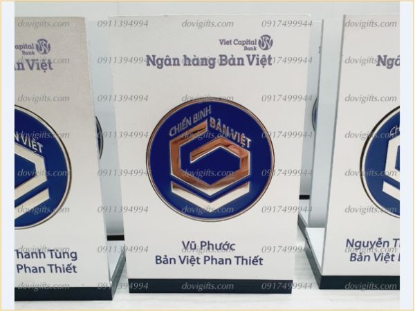 Biểu trưng gỗ, nhôm, inox, mica in khắc logo