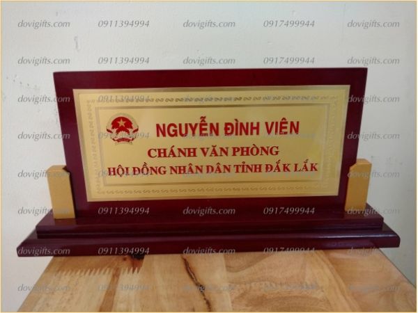 Bảng chức danh gỗ đồng