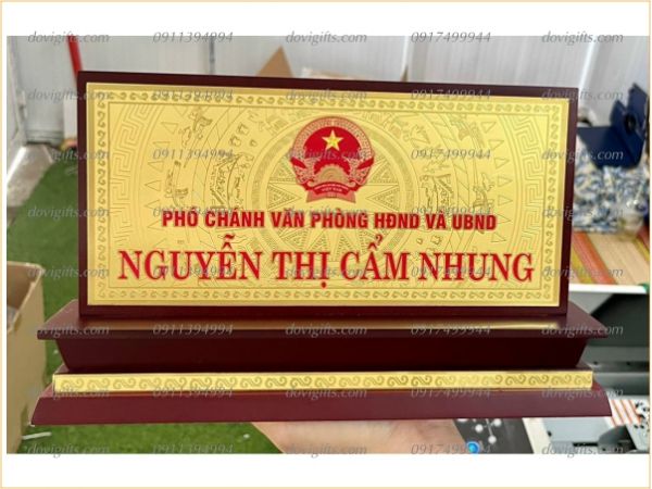 Bảng chức danh gỗ đồng